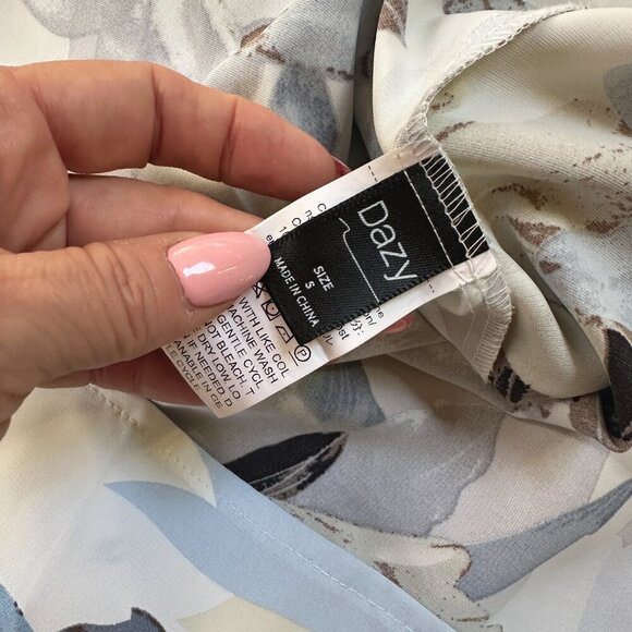 DAZY Shawl Collar Sleeveless Blue Floral Top Size Small - Picture 8 of 10